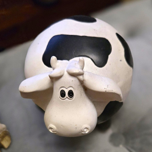 Black white resin cow - black,